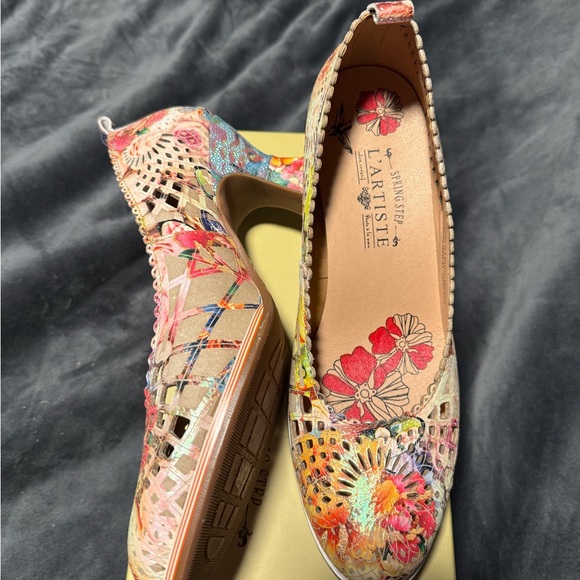 L'ARTISTE Multicolor Floral Heels - Picture 2 of 10